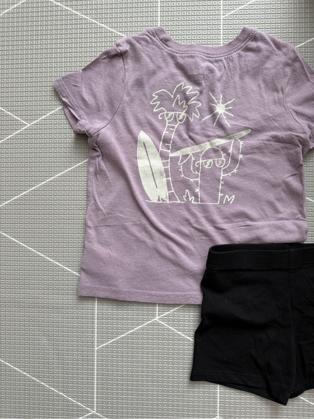 Old Navy|Baby girl/toddler set,Graphic Tee w White Surf Print & biker shorts•••